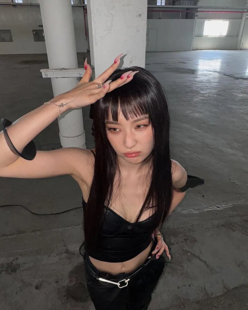 “오랜만에 데리버거 맛있었움”…강슬기, 무심한 시선→강렬한 존재감 / 걸그룹 레드벨벳 강슬기 인스타그램