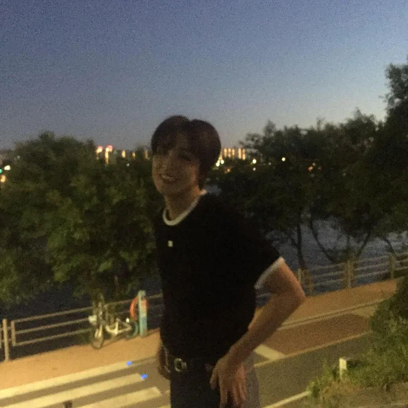 “노을빛 사이 미소”…해찬, 여름밤 산책→청춘 감성 폭발 / 그룹 NCT 해찬 인스타그램