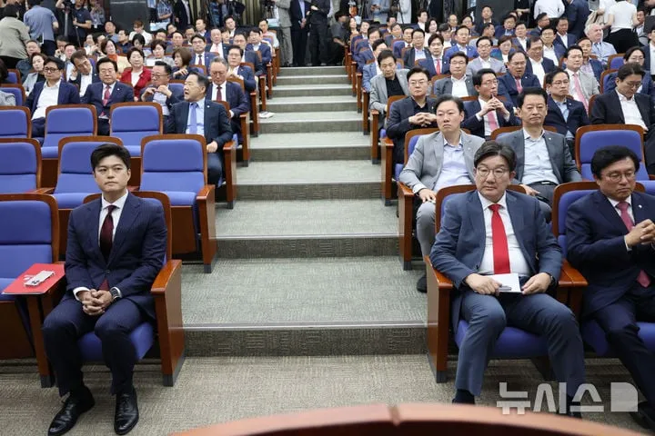 사진설명: 김용태 비상대책위원장과 권성동 원내대표가 국회 의원총회에 참석하고 있다. 2025.06.09. / 뉴시스