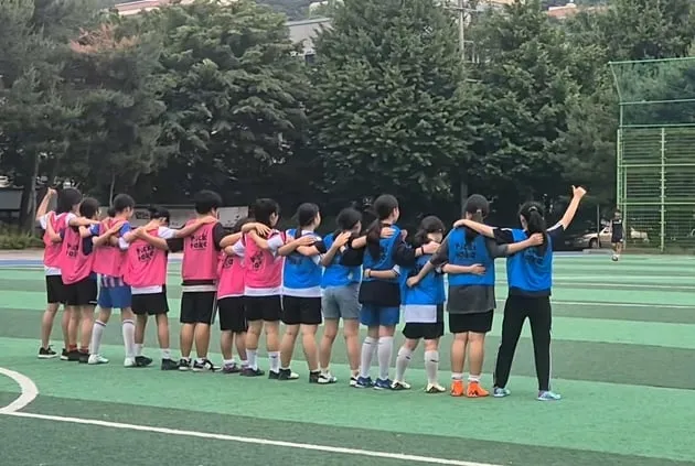 “킥키타카 도입”…여학생, 교내 축구로 뛴다→스포츠 소외 해소 촉진