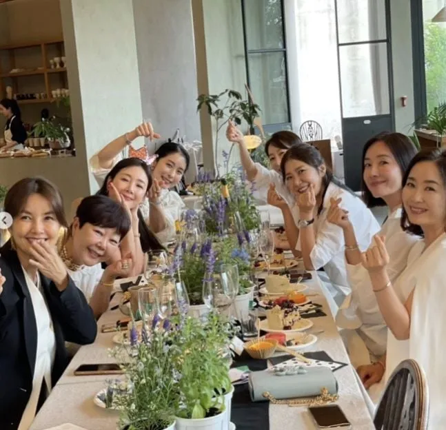 “30년 친구들 포옹”…최지우·신애라, 생일파티 현장→여배우 우정 물결