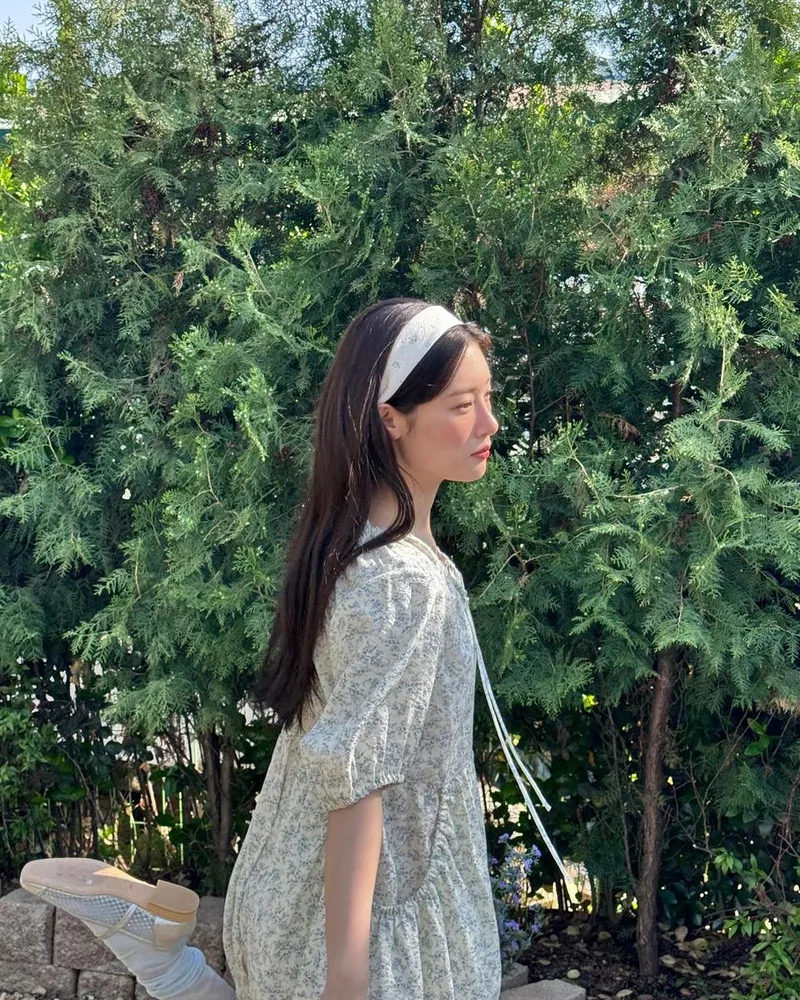 “여름의 빛을 머금은 청순한 옆모습”…정채연, 햇살 속에서→맑은 무드 완성 / 걸그룹 아이오아이 정채연 인스타그램