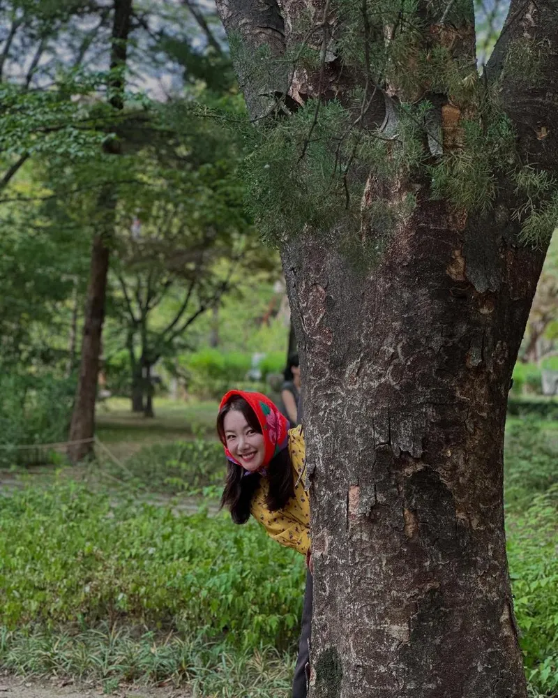 “폭싹 속은겨”…소이현, 숲속 장난스런 미소→초여름 설렘 / 배우 소이현 인스타그램