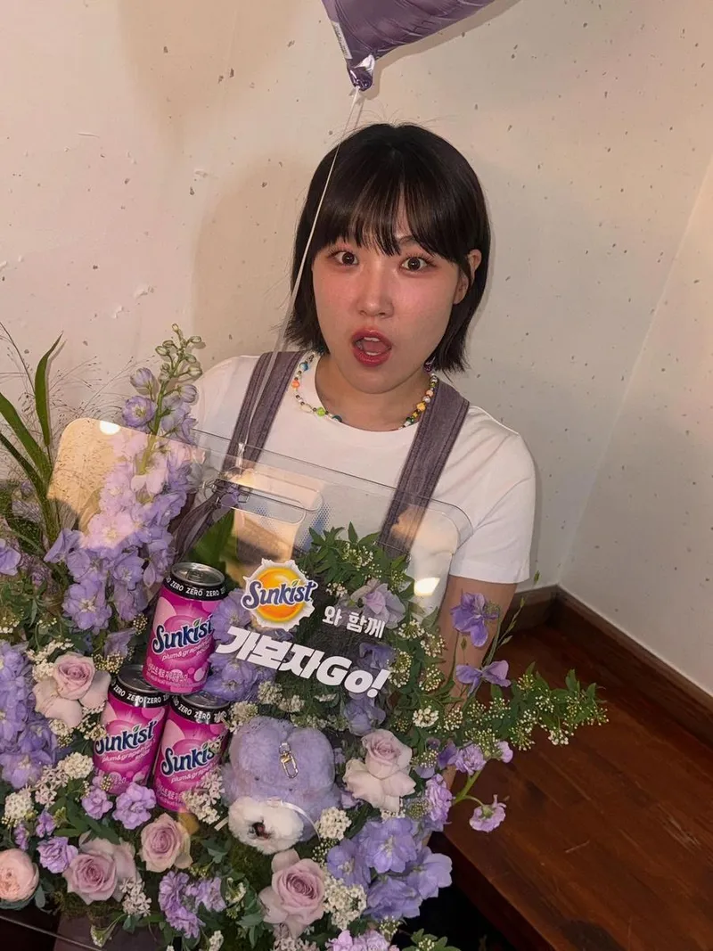 “썬키스트와 함께라 기분 최고”…이은지, 생기 넘친 미소→꽃다발 인증 / 코미디언 이은지 인스타그램