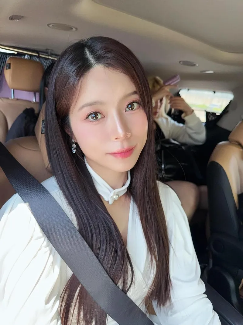 “하얀 셔츠로 완성한 설렘”…양지은, 이동 중 미소→여름 감성 폭발 / 가수 양지은 인스타그램