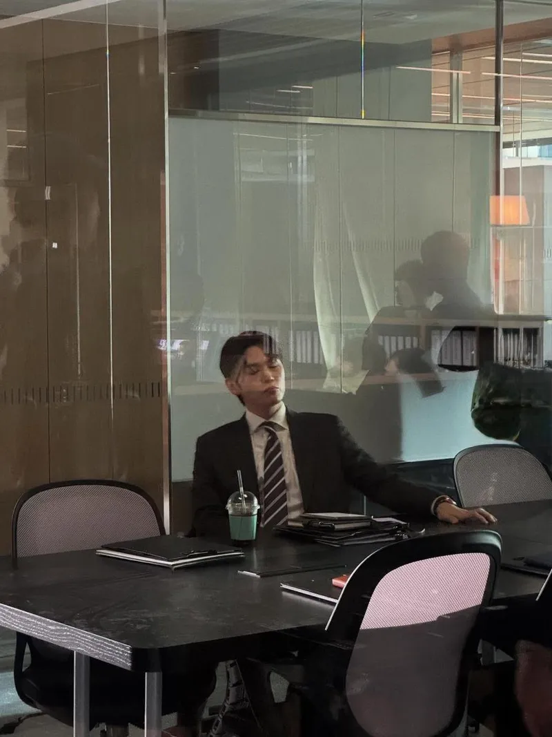 “열촬중.. 곧.. 선물 감사합니다”…이학주, 빛바랜 유리창 너머→무심한 설렘 / 배우 이학주 인스타그램