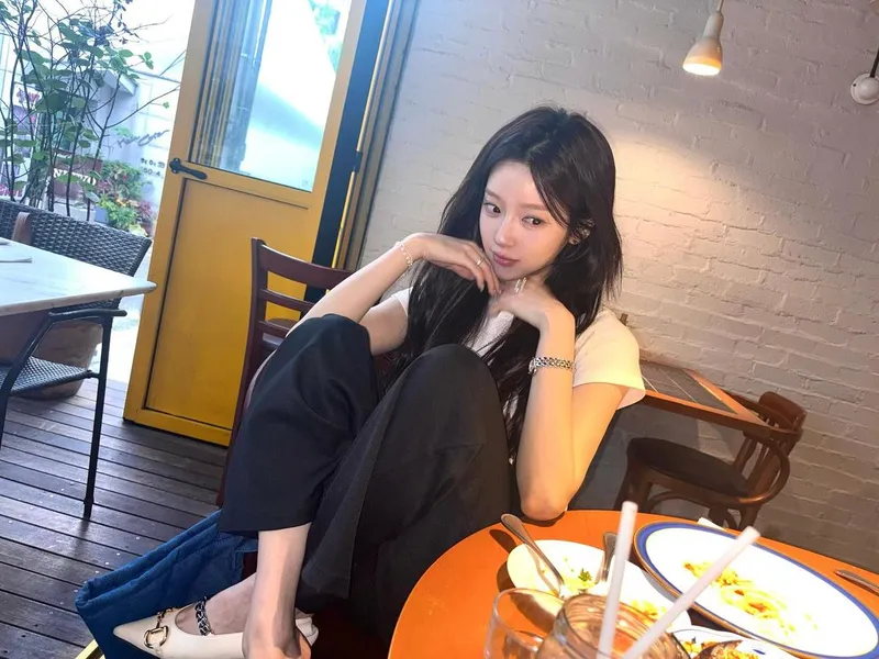 “새미는 매직손”…홍지윤, 맑은 여름 오후→깊어진 분위기 변주 / 배우 홍지윤 인스타그램