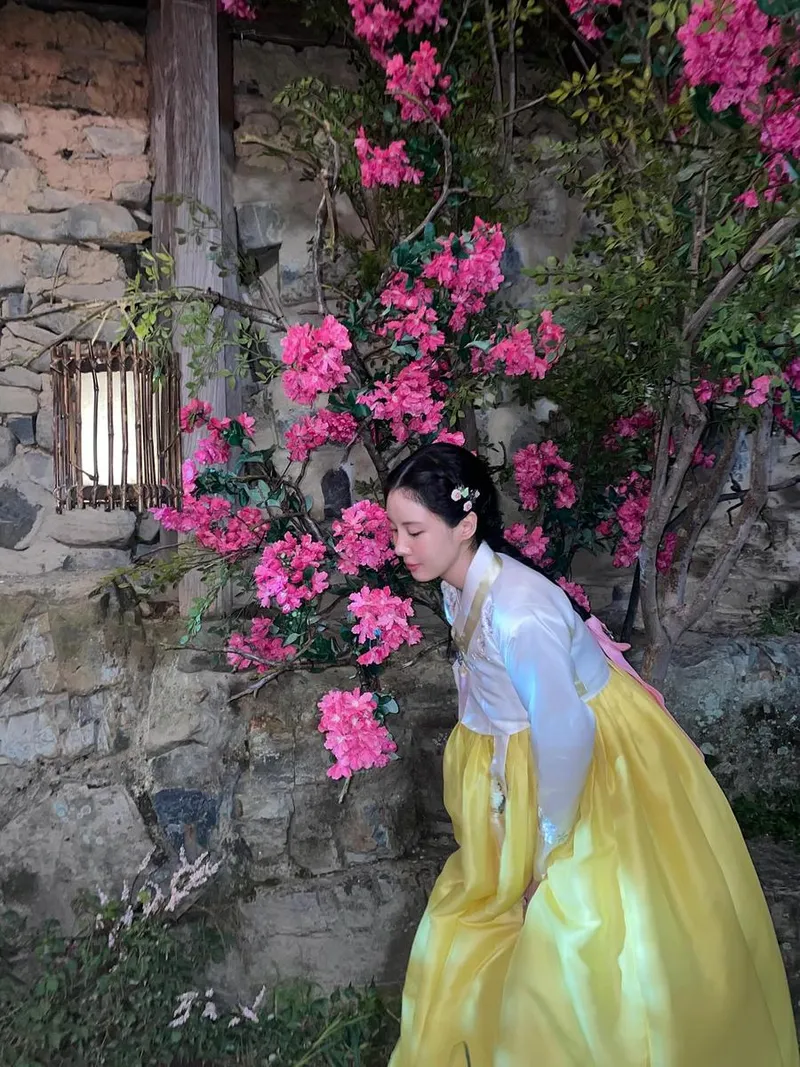 “남주의 첫날밤을 가져버렸다”…서현, 봄빛 속 전율→한복 자태로 압도 / 걸그룹 소녀시대 서현 인스타그램