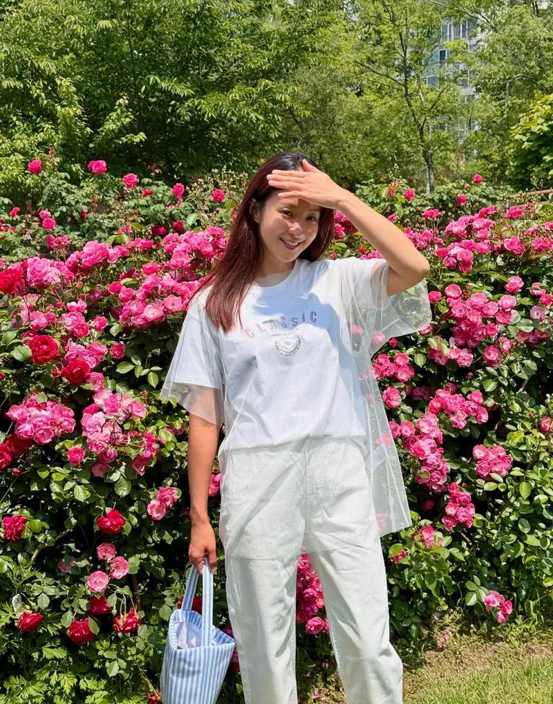 “꽃 좋아할 나이”…이시영, 여름 햇살 아래→청량 미소로 시선 압도 / 배우 이시영 인스타그램