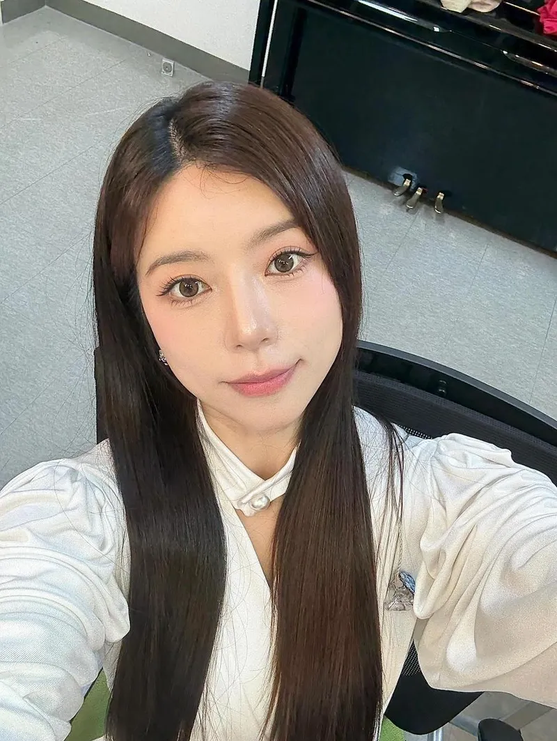 “아이폰 앞에 비친 고요한 눈빛”…양지은, 청아한 미소→초여름 셀카로 빛나다 / 가수 양지은 인스타그램