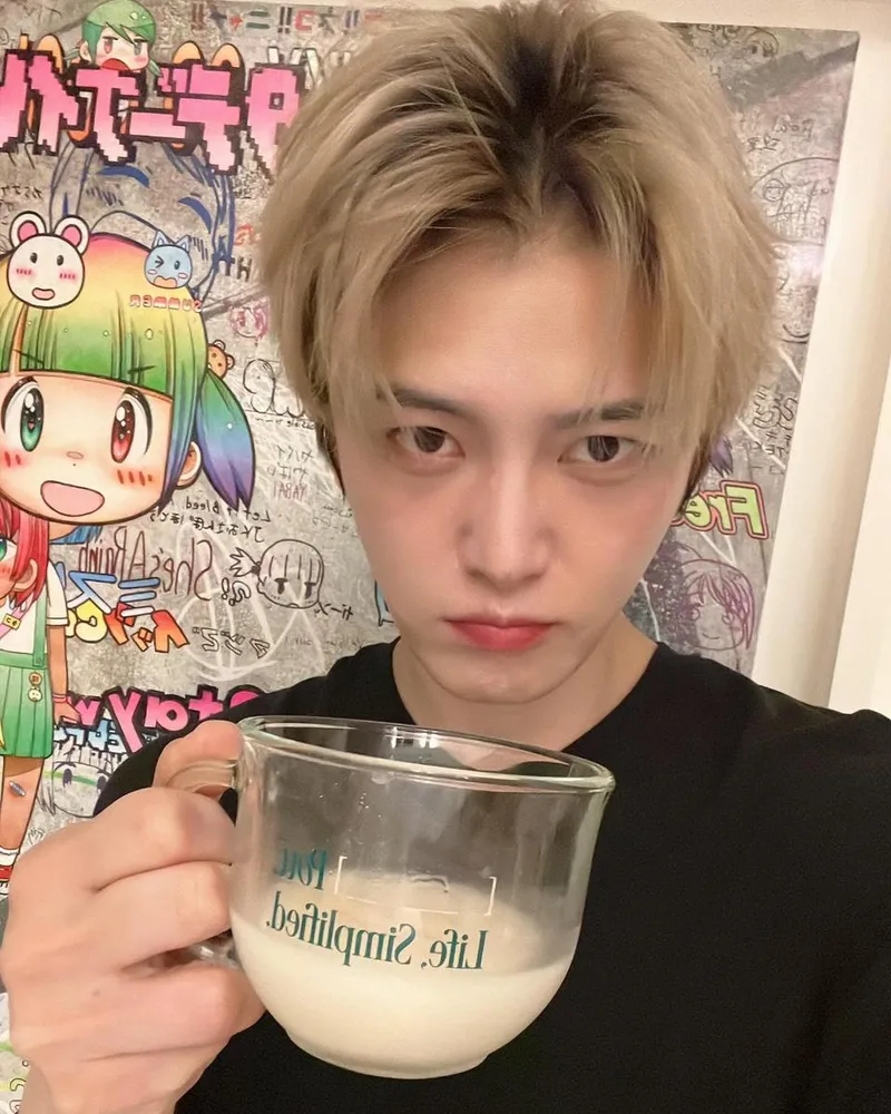 “무더운 날, 함께 견뎌요”…김재중, 청량한 미소→초여름 일상 위로 / 가수, 배우 김재중 인스타그램