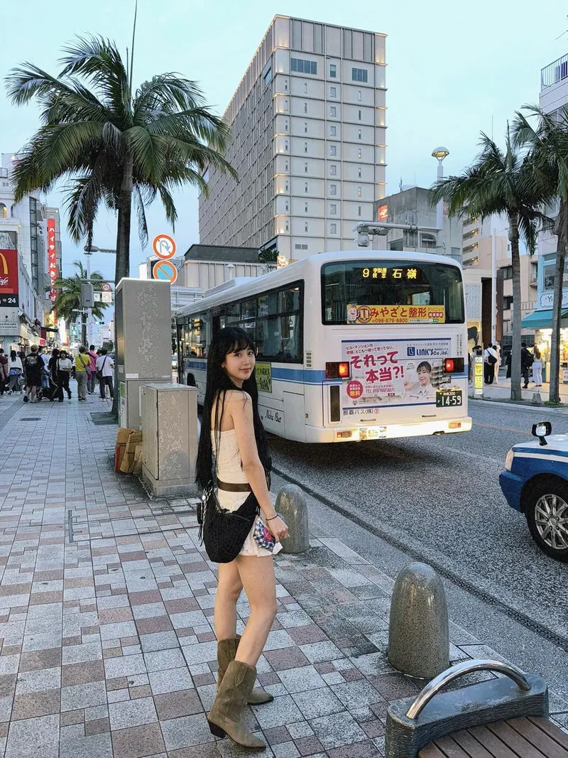 “환상 같은 여름 저녁”…강혜연, 오키나와 거리→자유로운 바람 / 가수 강혜연 인스타그램