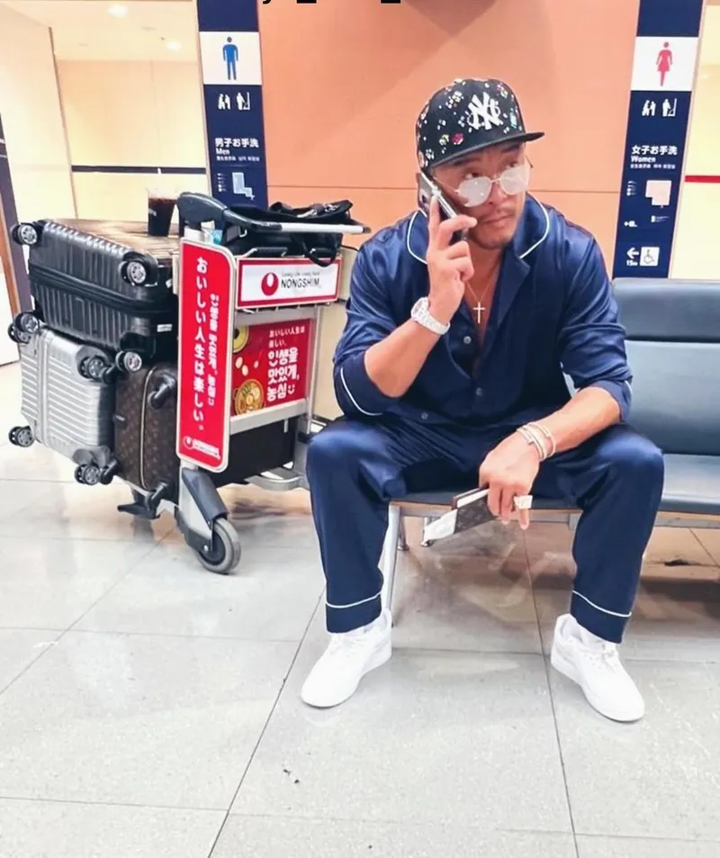 “추성훈 아조씨 Style”…추성훈, 공항에서의 자신감→잠옷 패션도 완성 / 이종격투기선수 추성훈 인스타그램