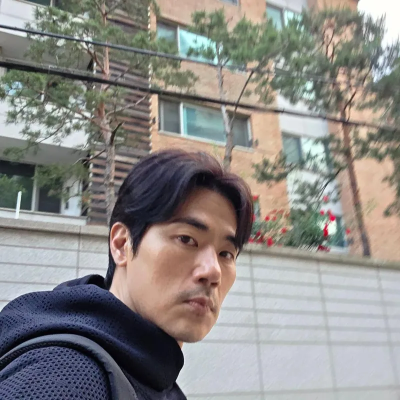 “밤샘 촬영 후 고요한 발걸음”…김강우, 새벽 도시→고독한 여운 / 배우 김강우 인스타그램