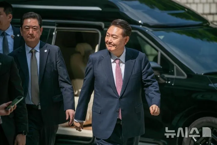 윤석열 전 대통령이 서울중앙지방법원에서 열린 내란 및 직권남용 혐의 6차 공판에 출석하고 있다 / 뉴시스