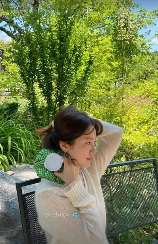 “햇살 아래 미소 머문 순간”…한지민, 청순 여신 아우라→SNS 속 반전 일상