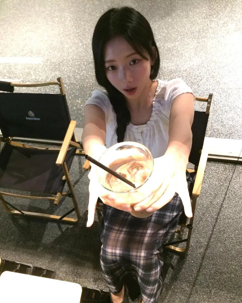 “유리잔 너머 투명한 미소”…클라씨 혜주, 빛나는 오후→청순 아우라 / 걸그룹 클라씨 혜주 인스타그램