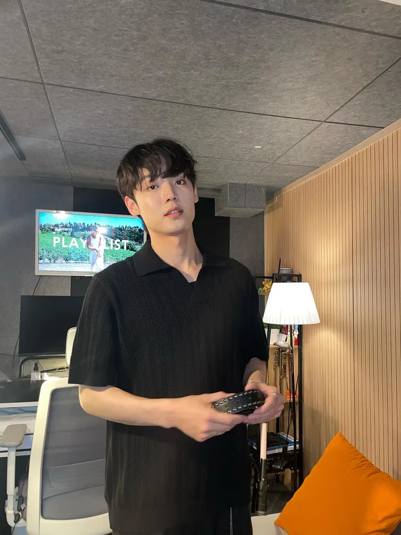 “익숙한 일상 속 쉼표”…강유찬, 무심한 표정→차분한 존재감 / 그룹 에이스 강유찬 인스타그램