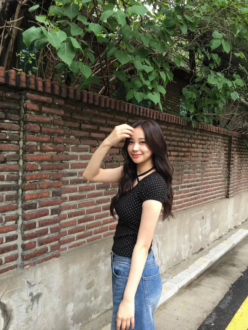 “한지효 청량미 폭발”…산뜻한 오후 공기 속 미소→여름 낭만 자극