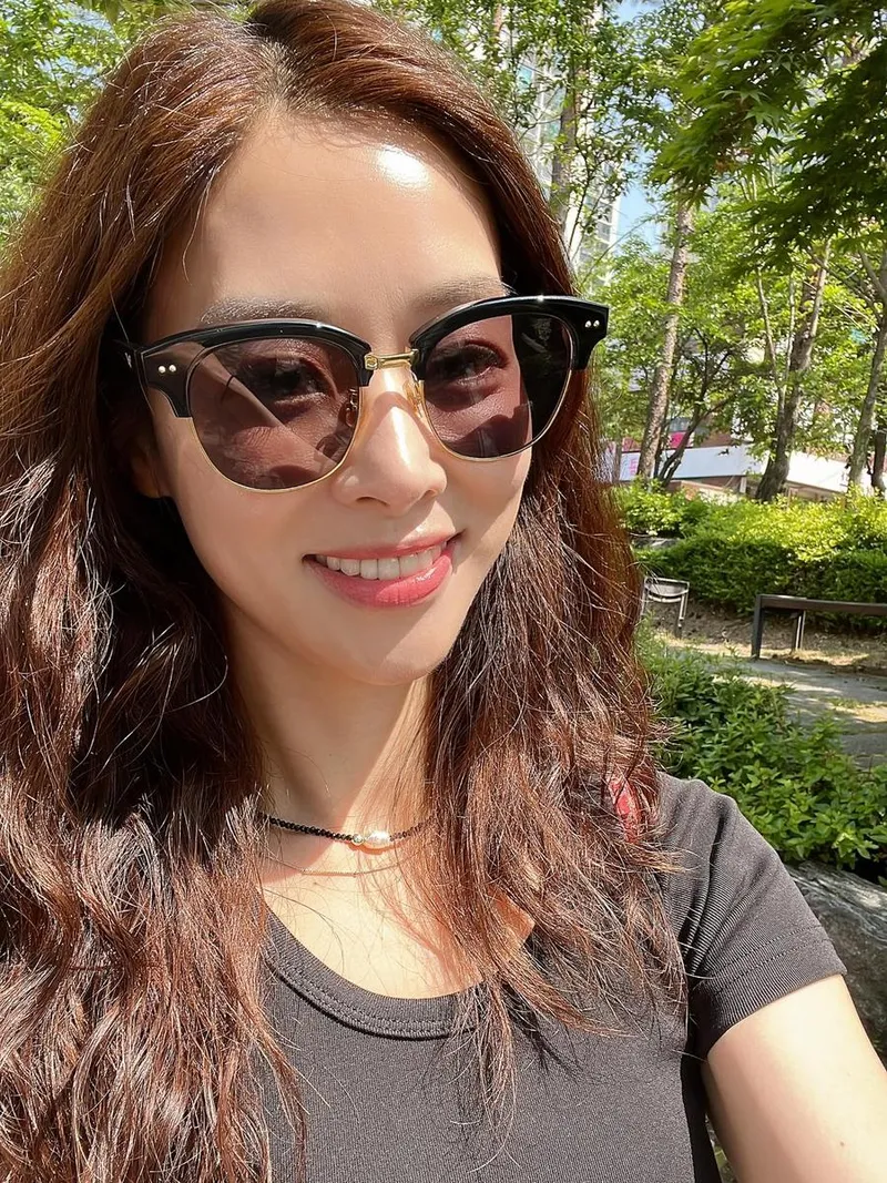 “햇살 아래 자연스런 미소”…장신영, 여름 산책→맑은 여운 / 배우 장신영 인스타그램