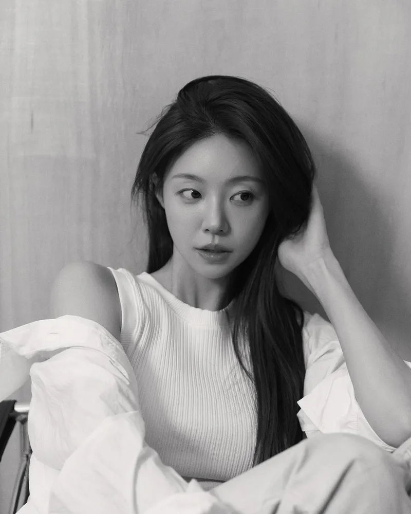 “흑백에 스미는 고요함”…정유진, 감각적 여운→시선 압도 / 솔로지옥4 출연자 모델 정유진 인스타그램
