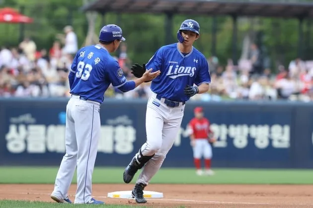 “투런포 작렬”…구자욱 결승 아치→삼성, KIA 꺾고 원정승 / 연합뉴스