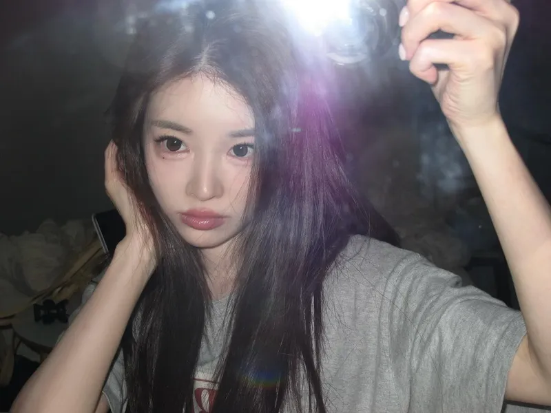 “빛에 스며든 밤의 시선”…유혜원, 고요한 방 안→아스라한 셀카 / 커플팰리스2 출연자 모델 유혜원 인스타그램