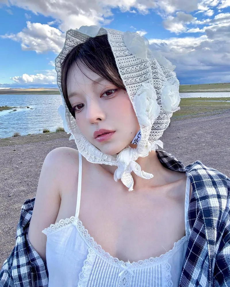 “한여름 들꽃처럼 머무는 순간”…강태리, 푸른 호숫가→청초한 변주 / 가수 강태리 인스타그램