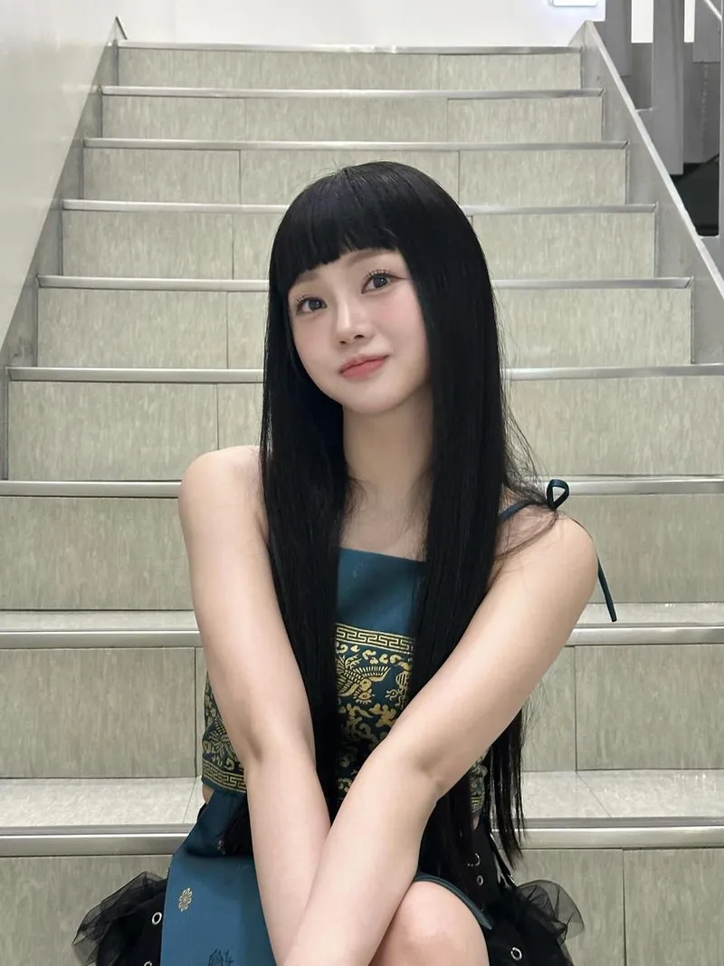 “트롯챔피언에서 만나요”…홍지윤, 신비로움 담은 여름 오후→계단 위 여운 / 가수 홍지윤 인스타그램