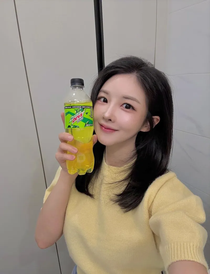 “상큼함을 머금은 미소”…김효진, 초여름 감각→시트러스 에너지 인증 / 아나운서 김효진 인스타그램