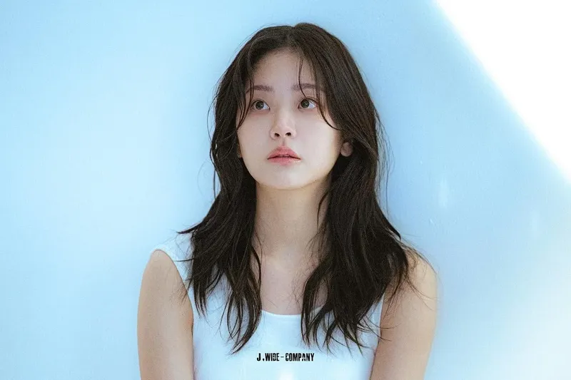 “무언의 숨결 위로”…정수빈, 여름 저녁의 고요→청초美 각인 / 배우 정수빈 인스타그램