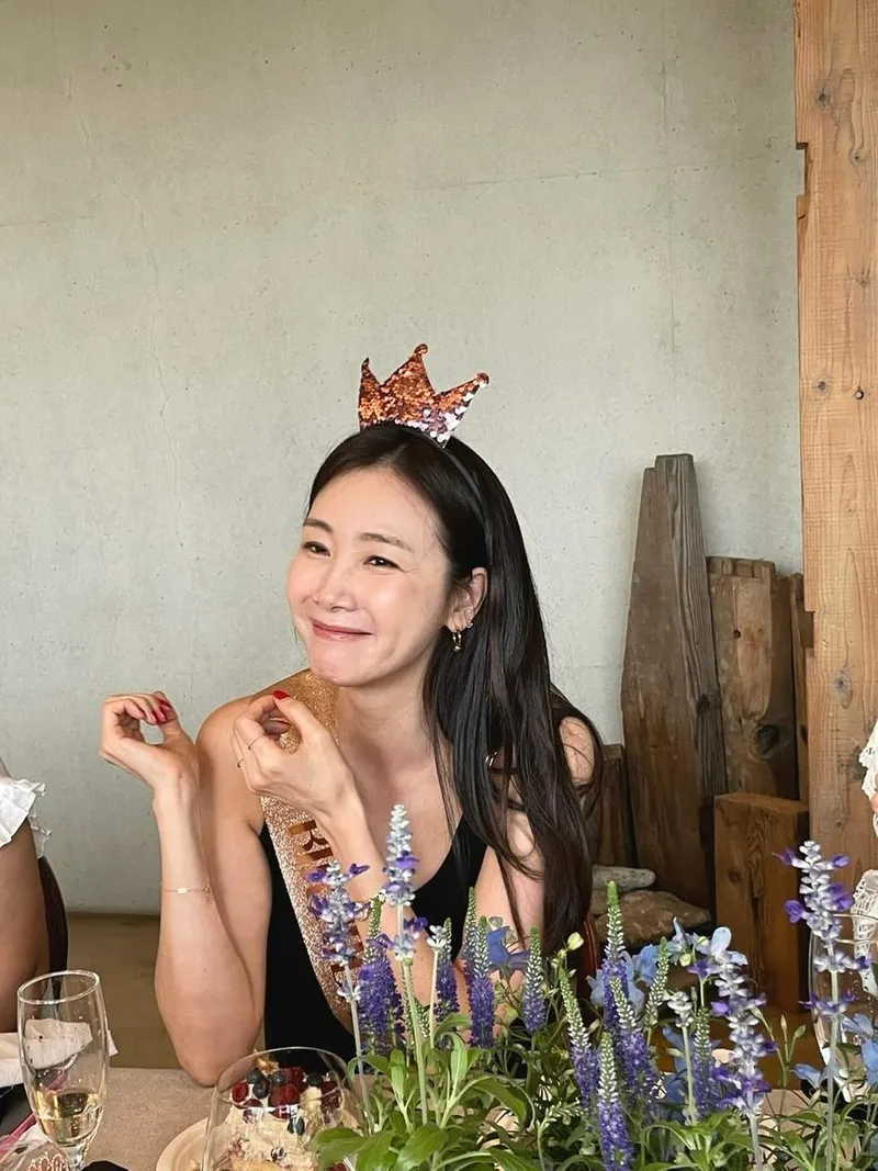 “소중한 인연들 감사하고, 사랑합니다”…최지우, 웃음 가득한 순간→함께한 생일의 온기