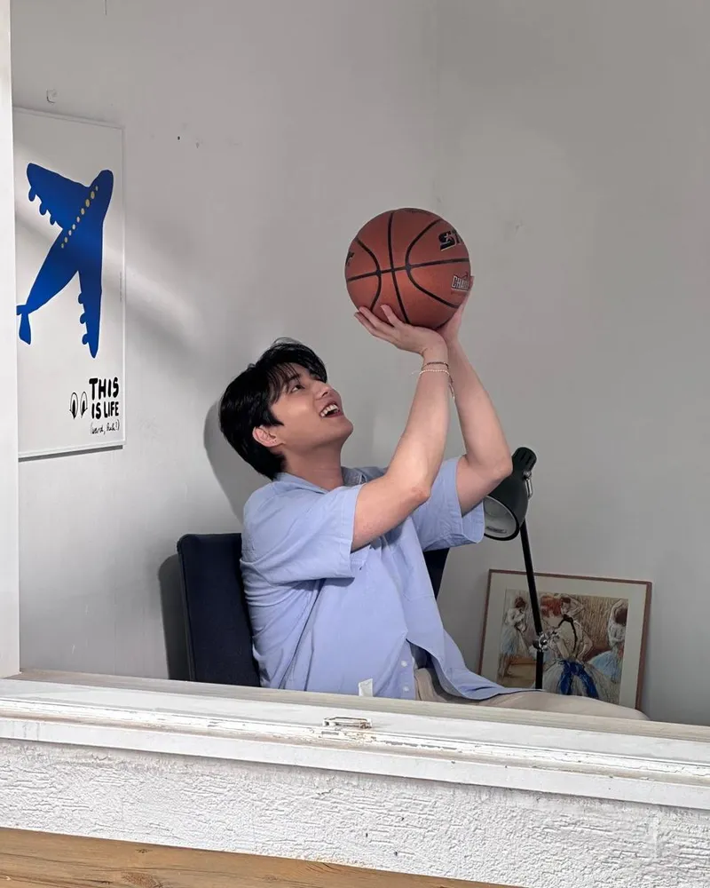 “창문 너머 비춘 미소”…영케이, 여유로운 오후→일상 속 소확행 / 데이식스 영케이 인스타그램