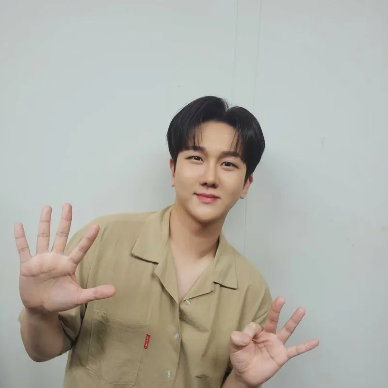 “의상 아직 고민 중”…김수찬, 설렘 가득 미소→무심한 여름의 기다림 / 가수 김수찬 인스타그램