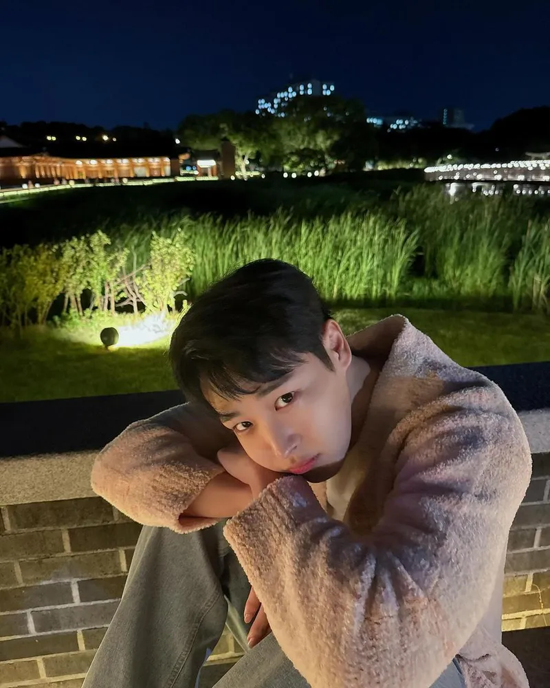 “달빛 머문 밤 감성”…최병찬, 고요한 시선→밤풍경에 녹아든 분위기 / 배우 최병찬 인스타그램