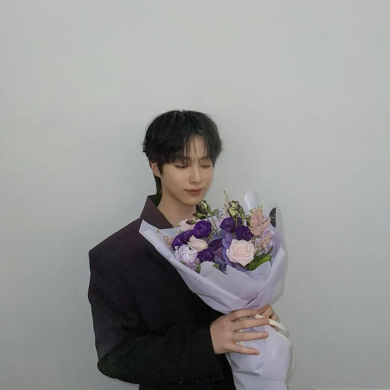 “드디어 오늘 드라마가 공개되었습니다”…시온, 설렘 속 자축→보랏빛 꽃다발 인증 / 그룹 원어스 시온 인스타그램