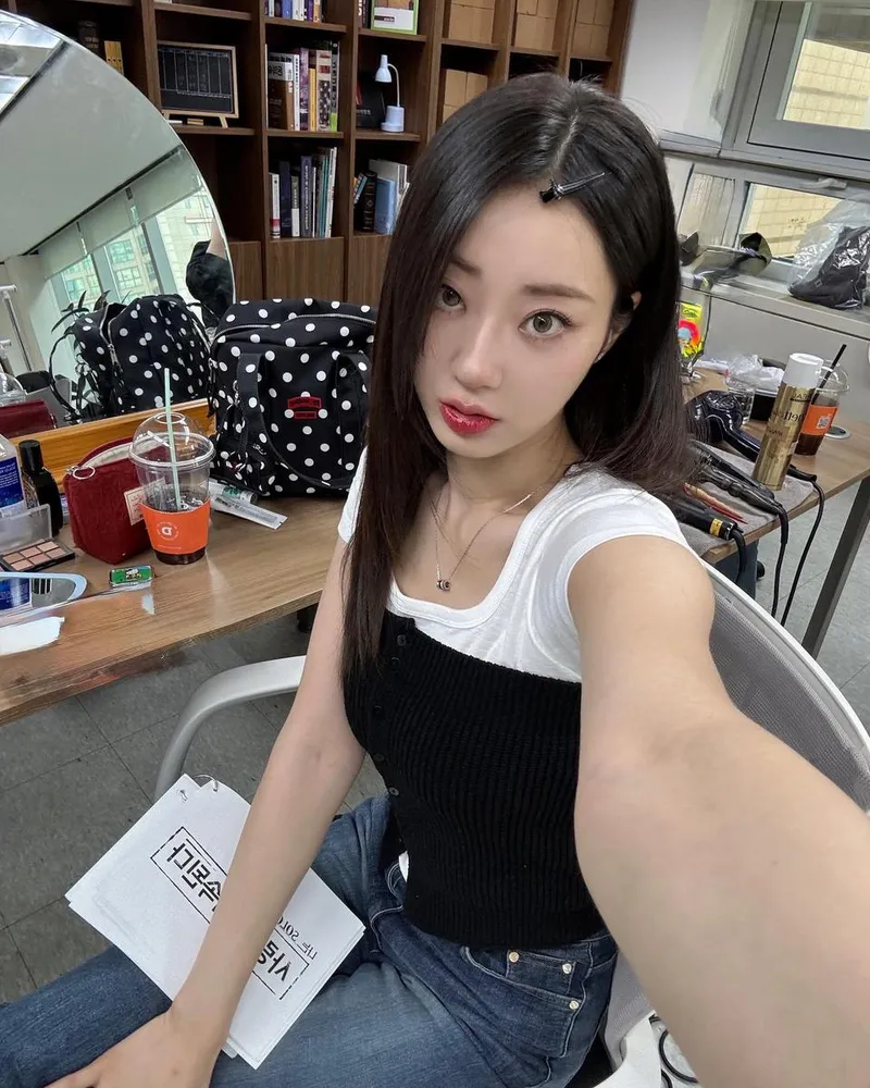 “오랜만의 설렘과 집중”…박경리, 대본 품은 눈빛→여름날 대기실 변신 / 가수 박경리 인스타그램