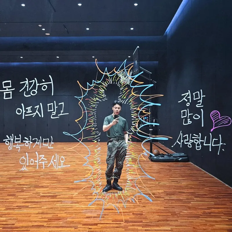 “정말 많이 사랑합니다”…지민, 근황 가득→군복 입고 진심 전한 셀카 / 방탄소년단 지민 인스타그램
