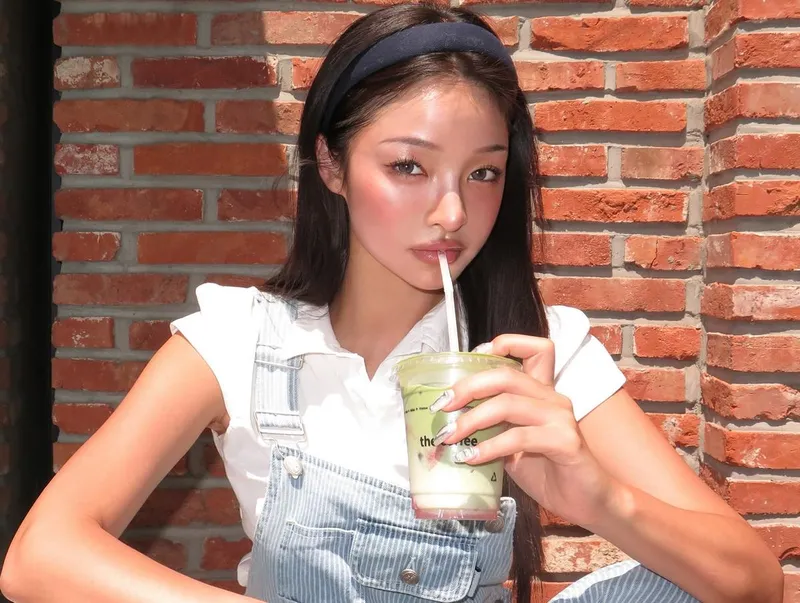 “나 말차에 빠진 거 같아”…강경민, 여름 햇살 속 청량 미소→감각적 근황 / 쇼핑몰대표 강경민 인스타그램