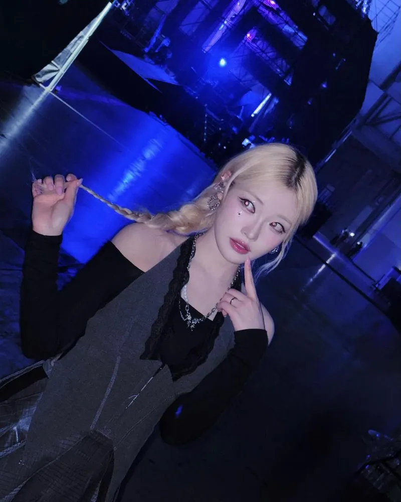 “시선을 머무르게 하는 낮은 조명”…하람, 무대 뒤 혼자만의 순간→몽환적 여운 / 걸그룹 빌리 하람 인스타그램