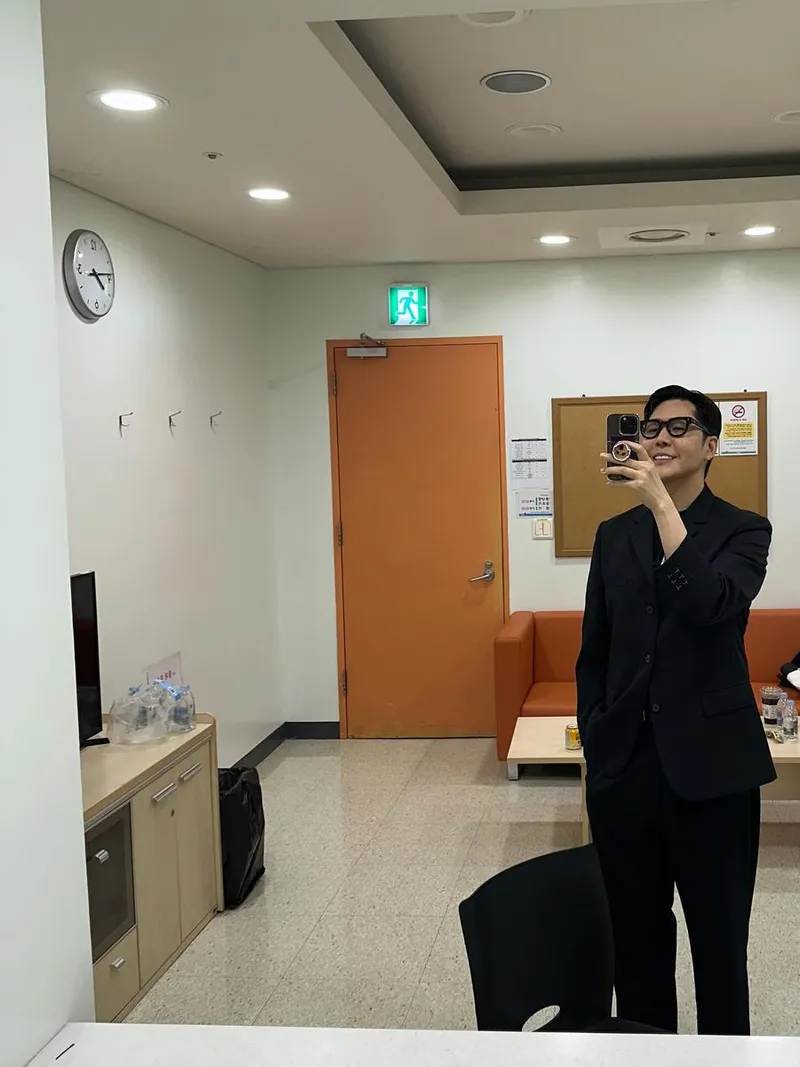 “Bright teeth life”…정준일, 환한 미소로→대기실 청량감 선사 / 가수 정준일 인스타그램