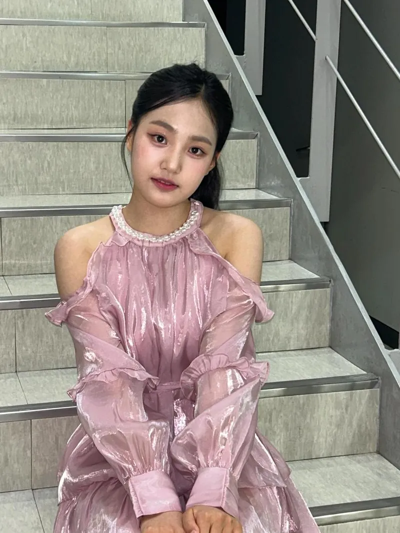 “고요한 시선, 투명한 핑크”…김태연, 반짝임 속 고백→순수 감성 폭발 / 트로트가수 김태연 인스타그램