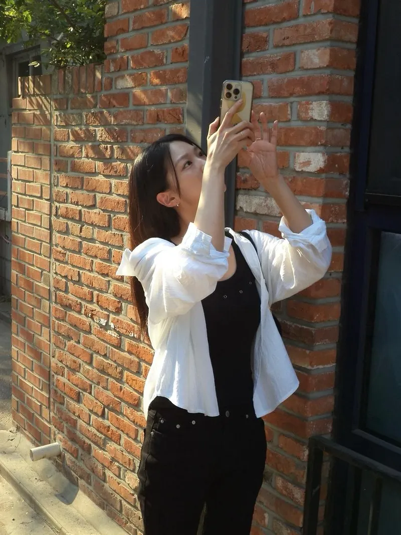 “그러니까”…이주우, 맑은 순간 포착→햇살 속 여유 / 배우 이주우 인스타그램