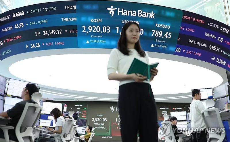 코스피 0.82% 하락, 8일 만에 2,900선 이탈…관세·중동 리스크 압력