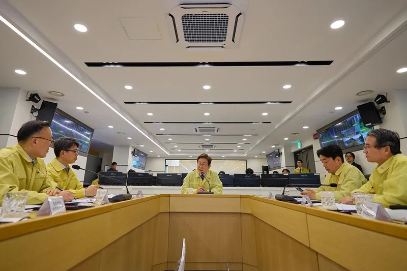 “국민께 드리는 약속”…이재명, 장마철 대비→책임감 강조한 회의 현장 / 정치인 이재명 인스타그램