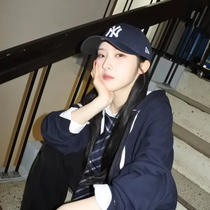 “고요한 눈빛에 스며든 여름”…아르테미스 하슬, 계단 위 멈춤→소년미로 시선 압도 / 걸그룹 아르테미스 하슬 인스타그램