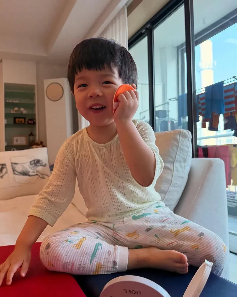 “피부 지키는 작은 손길”…준범, 맑은 미소 속 사랑→초여름 홈케어의 순간 / 디자이너 제이쓴 인스타그램