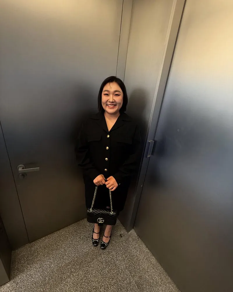 “은은한 미소의 한순간”…이수지, 블랙 클래식→고요한 자신감 / 코미디언 이수지 인스타그램