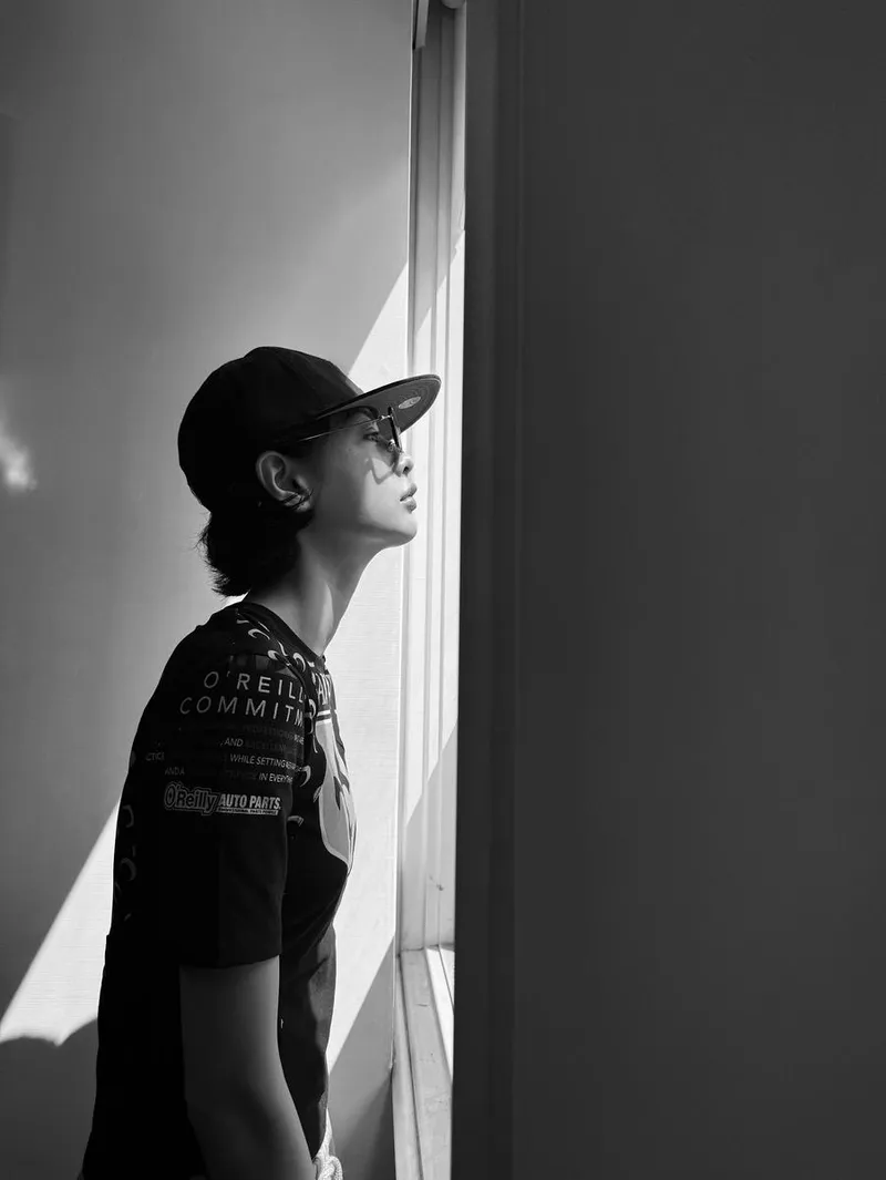 “빛 따라 흐르던 고요함”…나나, 여름 아침→흑백의 깊이로 전율 / 걸그룹 애프터스쿨 나나 인스타그램