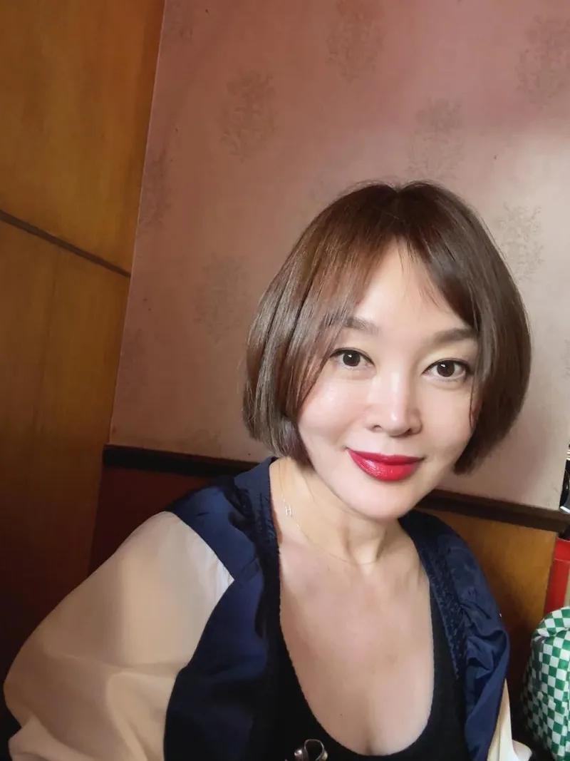 “작심일자단발, 빛나는 변신”…이승연, 초여름 생기→도발적 미소 / 배우 이승연 인스타그램